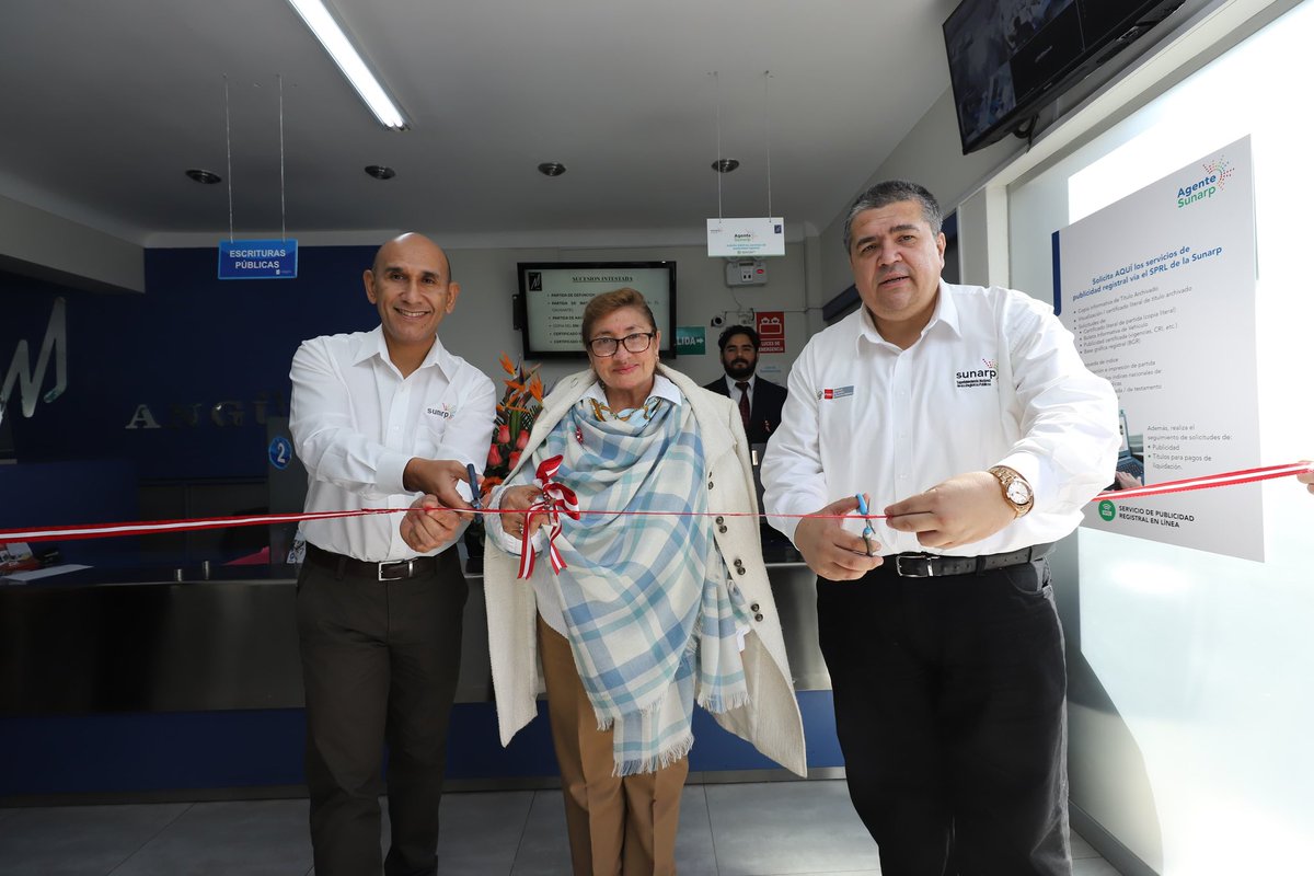 SunarpOficial's tweet photo. #NoticiasSunarp | 📍 En el distrito de Cercado, el superintendente nacional Armando Miguel Subauste Bracesco inauguró el #AgenteSunarp en la Notaría Angüis Sayers, fortaleciendo el acceso al registro en el corazón de Tacna. 💼🟢 https://t.co/B9osqKMly9