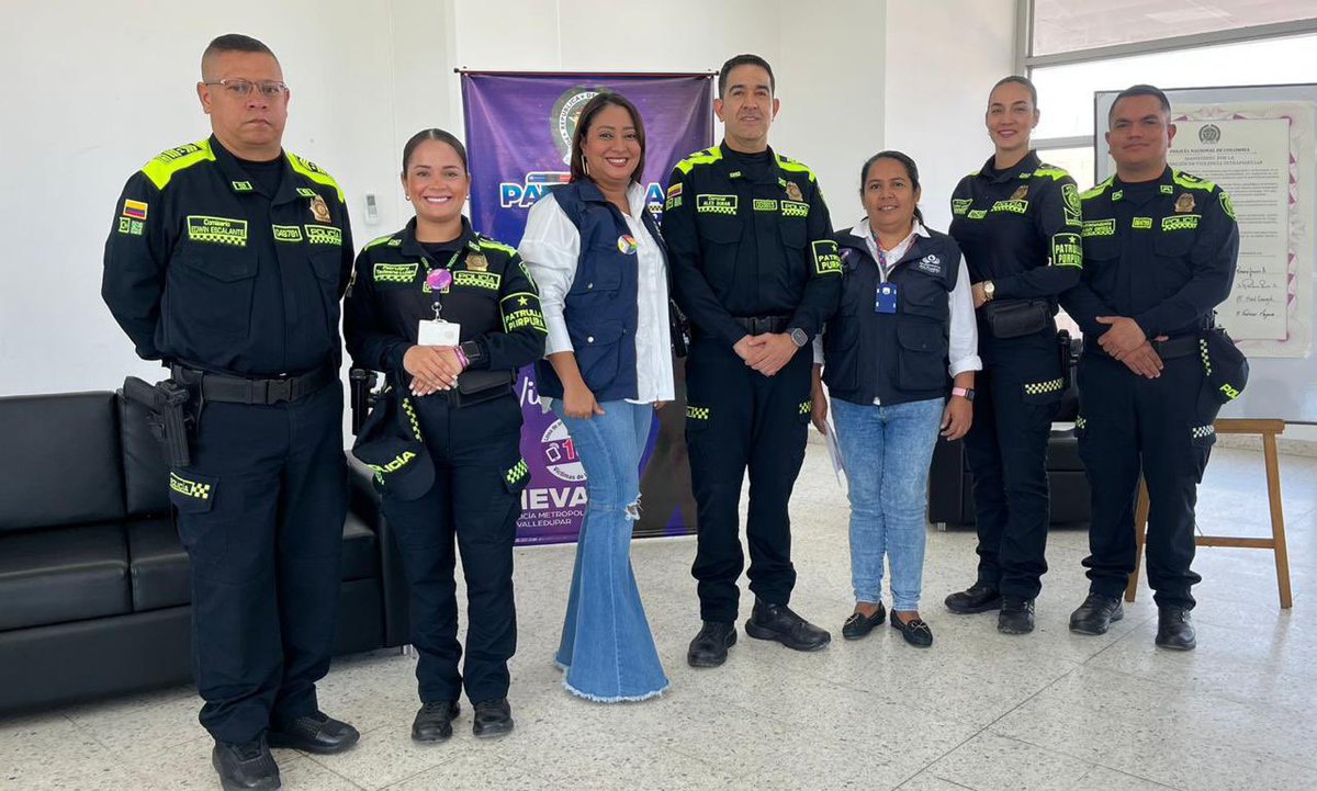 DefensoriaCol's tweet photo. Acompañamos la campaña de sensibilización contra la violencia intrafamiliar liderada por la Policía Metropolitana de Valledupar

Realizamos un conversatorio con 30 uniformadas y uniformados, destacando las consecuencias legales y el rol activo de la institución para prevenir este flagelo. 

El espacio concluyó con un compromiso simbólico para trabajar articuladamente.

Sensibilizar a quienes protegen es clave para construir entornos más seguros y libres de violencia para la ciudadanía.