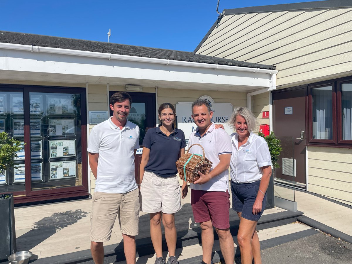 Huge congratulations to Racecourse Marina berth holder Raffi Assadourian, owner of Mr Blue Sky, for snapping the winning photo during May’s Thames Cruising Club cruise! 

#CruisingClub #RiverThames #Tingdene #GroupCruise