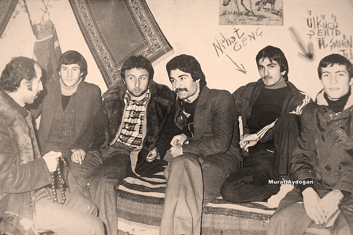 basbugturkesii's tweet image. Trabzon Ülkü Ocakları, Yıl 1975

Yan yana iki yiğit…

Gazeteci-Yazar Nihat Genç ve Ülkücü Şehidimiz Hamit Şahin.

Ruhları şad, mekânları cennet olsun.