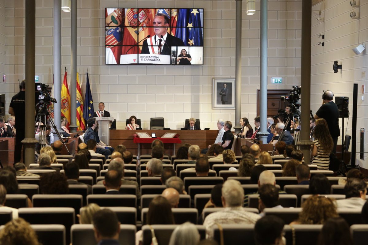 El presidente, <a href="/ateco101/">Jesús Royo</a>, y la vicepresidenta, <a href="/Anabelbeltrg/">Anabel Beltrán Gómez</a>, asisten a la celebración del Día de Santa Isabel de Portugal, patrona de <a href="/DPZaragoza/">Diputación de Zaragoza</a>

🎖️En el acto se ha entregado la máxima distinción de la institución a TAKO y la Federación Aragonesa de Solidaridad

¡Enhorabuena!👏🏻