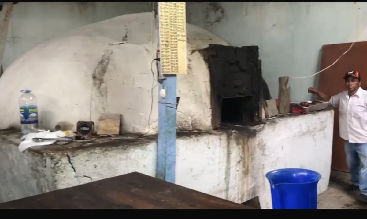 Este horno de pan en Salinas/Prov Santa Elena, debería ir a un museo 
Panadería Ramírez