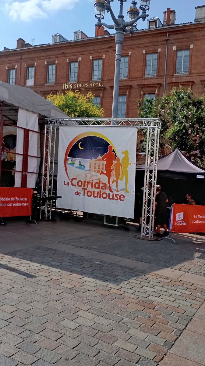 gamid271's tweet photo. Los franchutes organizan cosas muy raras últimamente https://t.co/ZSLZIOsMc4