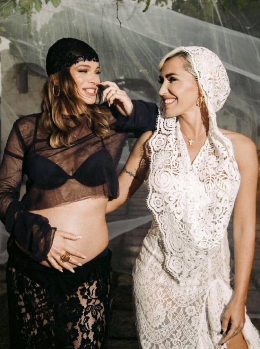 itparade_'s tweet photo. Duetti femminili che hanno raggiunto la top 10 della classifica singoli @FIMI_IT in questo decennio:

#2 Pezzo di cuore - @amorosoof & @marroneemma
#3 Non mi basta più - @babykmusic & @chiaraferragni
#5 Rain on me - @ladygaga & @arianagrande
#6 Mezzo Rotto - @amorosoof & @bigmamaalmic
#7 SERENATA - @SerenaBrancale & @AmorosoOF 
#9 Chimica - @ditonellapiaga & @Rettore_
#10 Tusa - @karolg & @nickiminaj