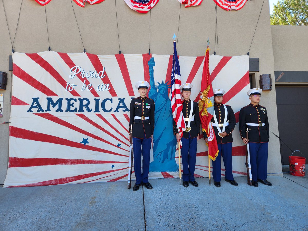 Our La Cueva MCJROTC was honored to present the colors at the 25th Annual Vinyard Estates Parade! <a href="/PrincipalLCHS/">La Cueva High School</a> <a href="/LCHS_MTapia/">Melanie Tapia</a> <a href="/LCHS_MCJROTCMI/">LCHS MCJROTC</a> <a href="/lacuevasenate/">La Cueva Senate</a>