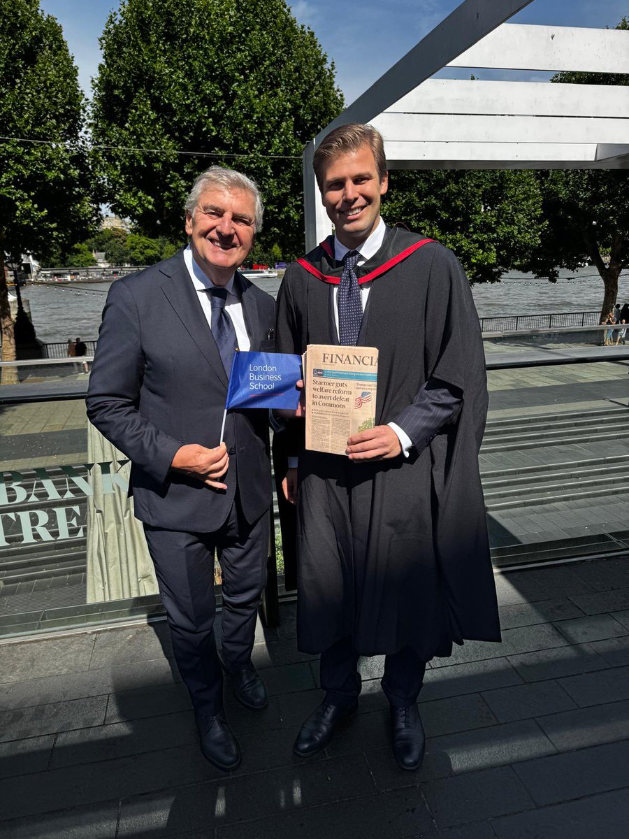 marcoluci1's tweet photo. #Proudofyou @niccoluciscarampi and #congratulation per questo tuo nuovo importante traguardo #lbsgrad @londonbschool #Master #mba #London #lbsgraduation #business #happy #family #together #newlife #newlife❤️ 👏👏👏💪💪💪🔝🔝🔝❤️❤️❤️👨‍🎓👨‍🎓👨‍🎓 https://t.co/QXd3m8bfVF