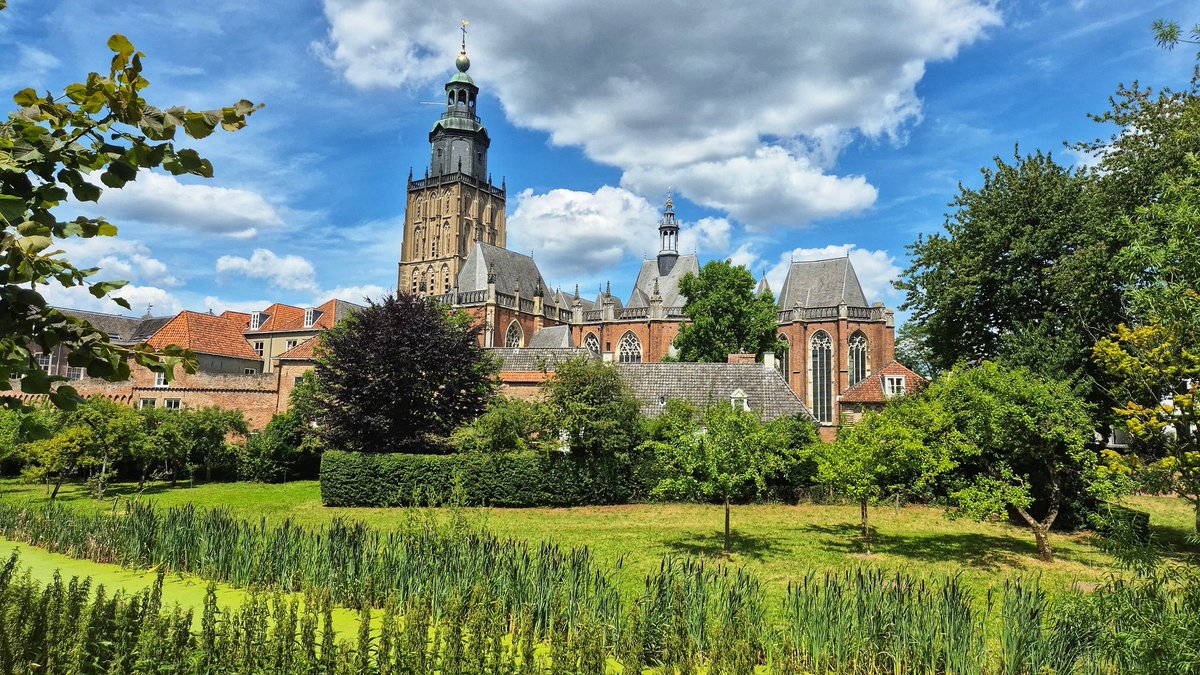 Vandaag naar de #rechtbank ivm een zaak waarbij een verdachte oa met zijn voertuig op mijn collega in is gereden. Flink letsel met gevolg. 
Erg naar.  Uitspraak volgt nog.

Na afloop even een rondje gelopen door de prachtige oude stad #Zutphen 

Fijne avond en mooi weekend 👮🏼‍♀️👋🏼💙