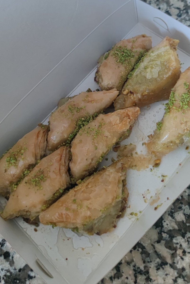 Milletin baklava kutusundan Euro çıkıyo benimkinden baklava...
Şansıma tüküreyim