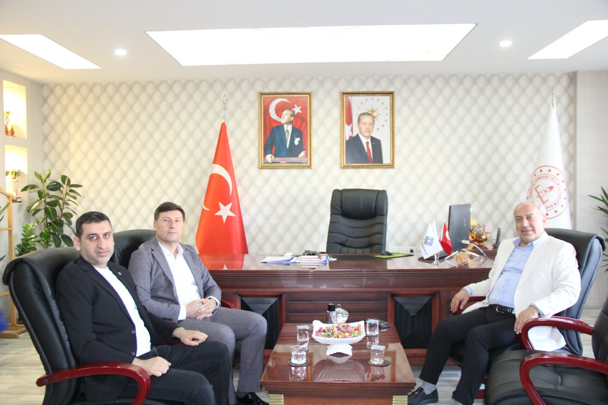 AK Parti Cizre İlçe Başkanı Mehmet Akif Özalp,  İlçe Başkan Yardımcısı  Mürsel  Saygıdar ile birlikte İlçe Millî Eğitim Müdürümüz Şahan İke'yi ziyaret etti.Nazik ziyaretlerinden dolayı kendilerine teşekkür ederiz.