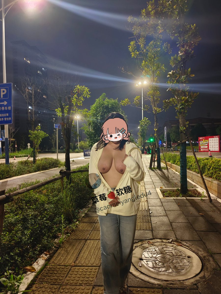 夜里散步，路边小露一下~  真空单穿一件薄外套，还是很明显能看到乳头凸着的
<a href="/luchu888/">在人前羞耻的露出裸体💋</a>
<a href="/ypzs888/">冰凉一片沾湿💦</a>