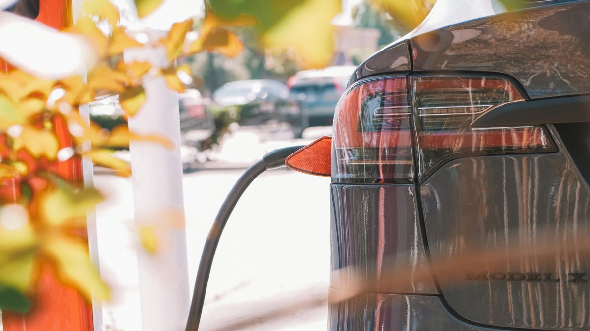 El <a href="/OxfordEnergy/">OIES</a> concluye que la competencia por las cadenas de suministro de baterías y vehículos eléctricos es económica y geopolítica, y que el proteccionismo y las tensiones entre #USA y #China complican la cooperación internacional.

funseam.com/vehiculos-elec…