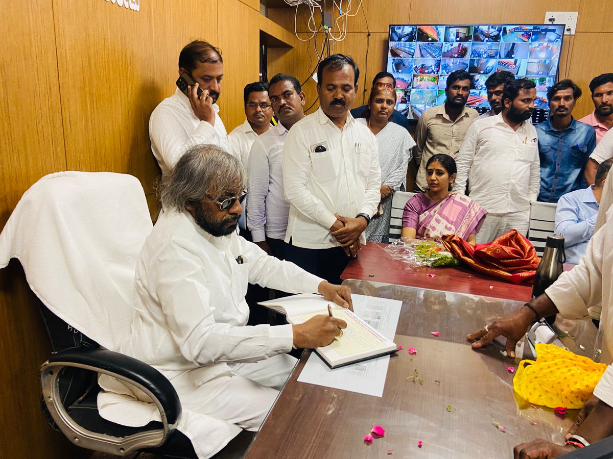 abvrsbidar_592's tweet photo. ಈ ದಿನ ನಮ್ಮ ವಸತಿ ಶಾಲೆ ಹಾಗೂ ಪದವಿ ಪೂರ್ವ ಕಾಲೇಜಿಗೆ ಶ್ರೀ *ಈಶ್ವರ ಬಿ ಖಂಡ್ರೆ ಮಾನ್ಯ ಅರಣ್ಯ ಜೀವಿಶಾಸ್ತ್ರ ಹಾಗೂ ಪರಿಸರ ಇಲಾಖೆ ಸಚಿವರು ಹಾಗೂ ಬೀದರ ಜಿಲ್ಲಾ ಉಸ್ತುವಾರಿ ಸಚಿವರು ಆಕಸ್ಮಿಕವಾಗಿ ಭೇಟಿ ನೀಡಿದರು. ದ್ವಿತೀಯ ಪಿಯುಸಿ ವಿದ್ಯಾರ್ಥಿಗಳೊಂದಿಗೆ ಅರಣ್ಯ ಹಾಗೂ ಪರಿಸರ ಸಂರಕ್ಷಣೆ ಕುರಿತು ಚರ್ಚೆ ನಡೆಸಿದರು.. https://t.co/Kbf5NwCVAr