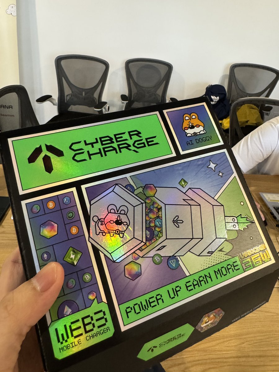 0xdellwatson's tweet image. Met Bitcoin’s OG with his fantastic DePIN product @CyberChargeWeb3 at #solanaCamp 😍