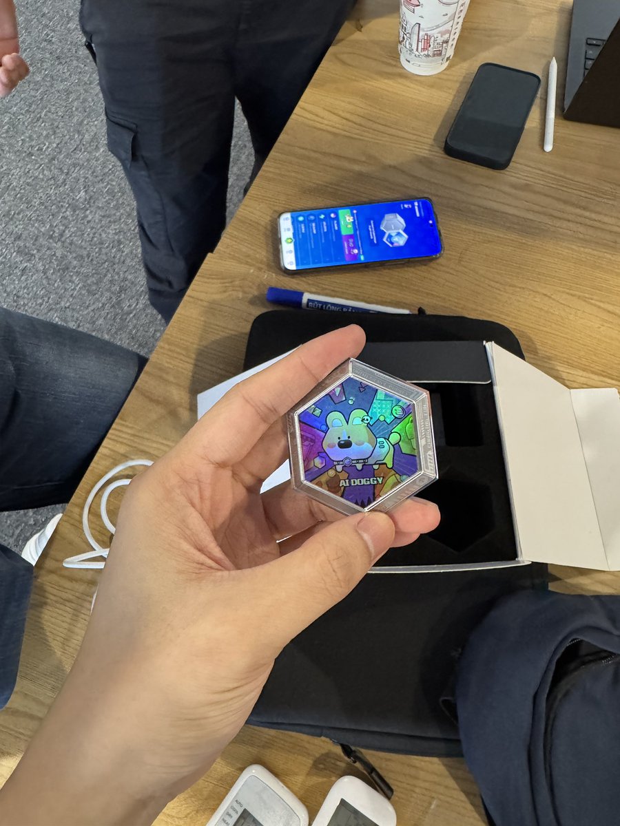 0xdellwatson's tweet image. Met Bitcoin’s OG with his fantastic DePIN product @CyberChargeWeb3 at #solanaCamp 😍