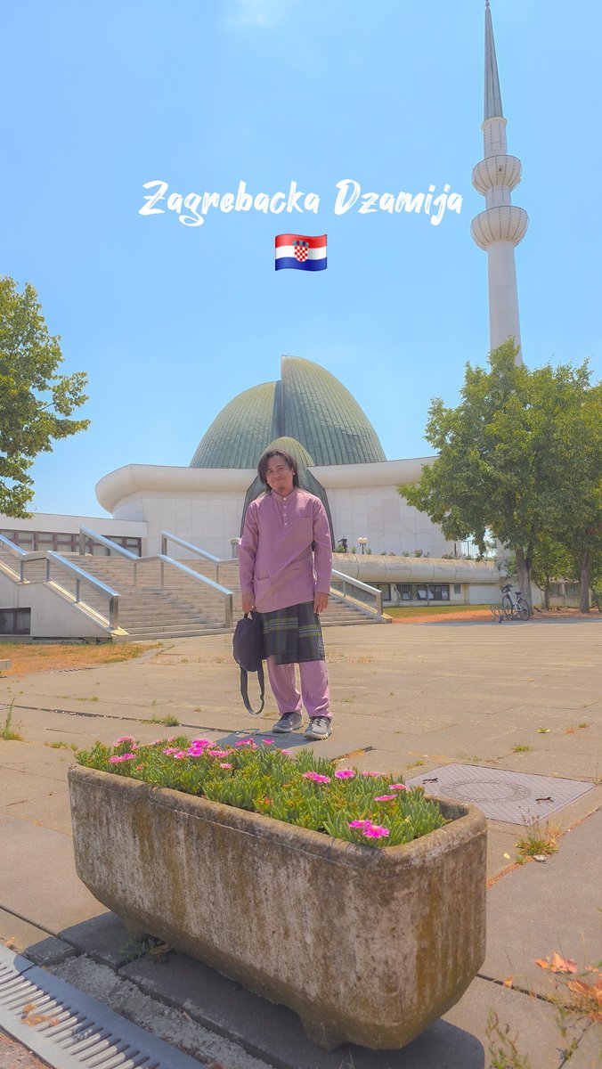 Salam Jumaat dari Zagreb, Croatia. Inilah Masjid pertama dan terbesar di negara ini. Khutbah disampaikan dalam bahasa Bosnia, berkisar persamaan Bosnia dan P4le$tin. Ada banyak sejarah Islam tersembunyi di Zagreb. Alhamdulillah atas nikmat yang sangat besar di Malaysia.