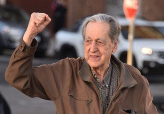 Hasta siempre, José!!

Lamentamos informar el fallecimiento del Dr José Díaz, ex parlamentario, ex Ministro del Interior, ex abogado de presas y presos políticos en épocas oscuras y, sobretodo y siempre,  un amigo de la familia crysolera.

Descansa en paz, querido José!

CRySOL