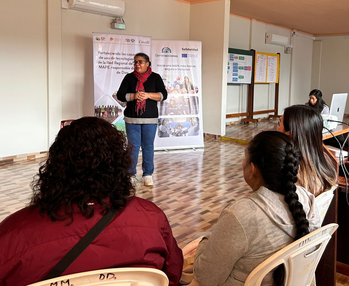 CINCIAMDD's tweet image. #MujeresMAPE 🌿 | En #MadreDeDios, mujeres mineras se capacitan para usar tecnologías limpias, recuperar oro sin mercurio y restaurar zonas degradadas. Iniciativa de @cincia_peru, @MinemPeru, @PureEarthNow, Solidaridad y la Red de Mujeres #MAPE.
#CienciaParaLaGente