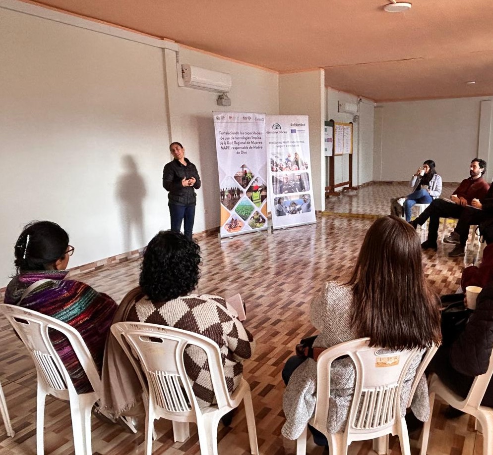 CINCIAMDD's tweet image. #MujeresMAPE 🌿 | En #MadreDeDios, mujeres mineras se capacitan para usar tecnologías limpias, recuperar oro sin mercurio y restaurar zonas degradadas. Iniciativa de @cincia_peru, @MinemPeru, @PureEarthNow, Solidaridad y la Red de Mujeres #MAPE.
#CienciaParaLaGente