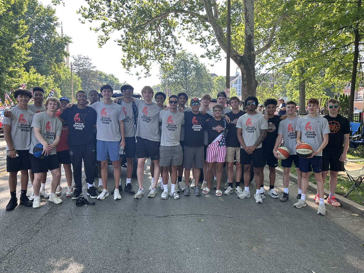 There’s no better way to kick off the 4th of July than having our student athletes participate in the Webster Groves Community Days Parade 🇺🇸.  They love seeing our incredible community come out and celebrate their Statesmen pride 🎩.