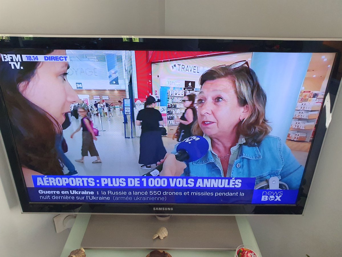 77dom2's tweet photo. Quelle honte ces contrôleurs aériens secteur privilégié qui gagne minimum 6000€par mois pour 20 heures de taf et qui prennent les français en otage à vomir mais que fait l'Etat pour punir ces privilégiés à un moment où le pays doit faire des économies!!! https://t.co/iy8h8IEDLf