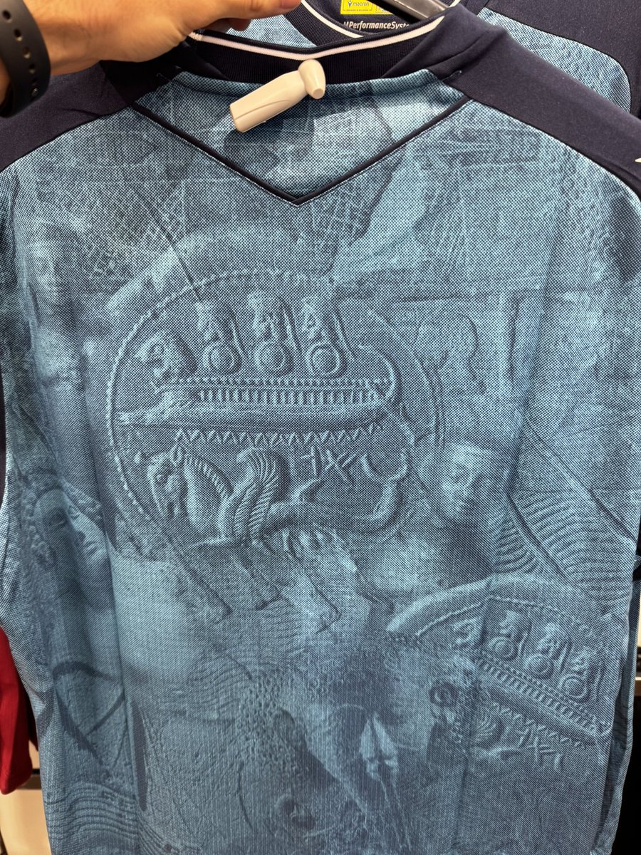 beniarroyo_'s tweet photo. 🆕Aquí tenéis detalles de la nueva tercera camiseta del @Cadiz_CF para la 25-26.

💙El club homenajea a su historia fenicia en la tercera equipación. https://t.co/S9sGFB6rXl