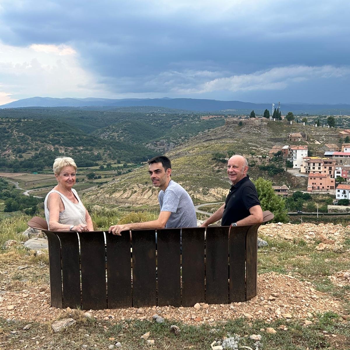 ADCV_com's tweet image. Diseño, personas y territorio se unen en Albentosa en el proyecto Ruta de la Diversidad, paseo de bancos de diseño coordinado por @ximorocadesign, con creaciones de Lola Castelló, @juanicoDesign, Isidro Ferrer, Gemma Bernal y Quim Larrea
Info @DissenyCV ✅dissenycv.es/ximo-roca-pone…