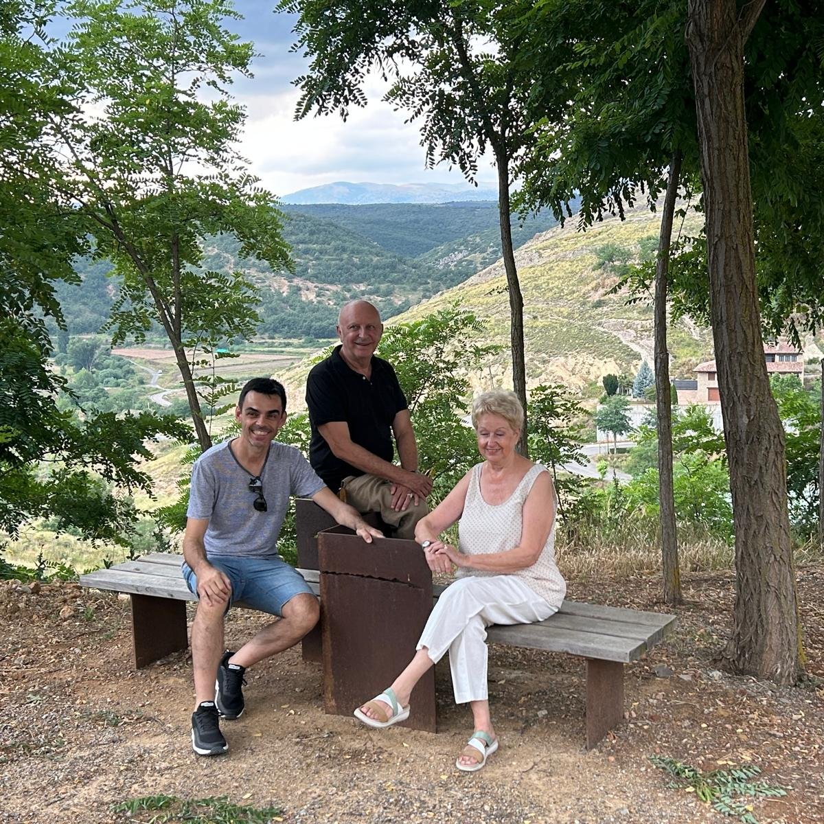 ADCV_com's tweet image. Diseño, personas y territorio se unen en Albentosa en el proyecto Ruta de la Diversidad, paseo de bancos de diseño coordinado por @ximorocadesign, con creaciones de Lola Castelló, @juanicoDesign, Isidro Ferrer, Gemma Bernal y Quim Larrea
Info @DissenyCV ✅dissenycv.es/ximo-roca-pone…