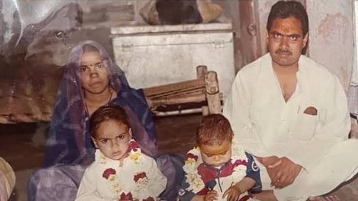 मेरे साथ कौन कौन लिख रहा हैं.....

" मैं एक ग़रीब व संघर्षशील ब्राह्मण परिवार से आने वाले मुख्यमंत्री के साथ हूँ " 

<a href="/BhajanlalBjp/">Bhajanlal Sharma</a>  <a href="/RajCMO/">CMO Rajasthan</a>

#भजनलाल_मतलब_भरोसा 

 #RajasthanWithBhajanlal