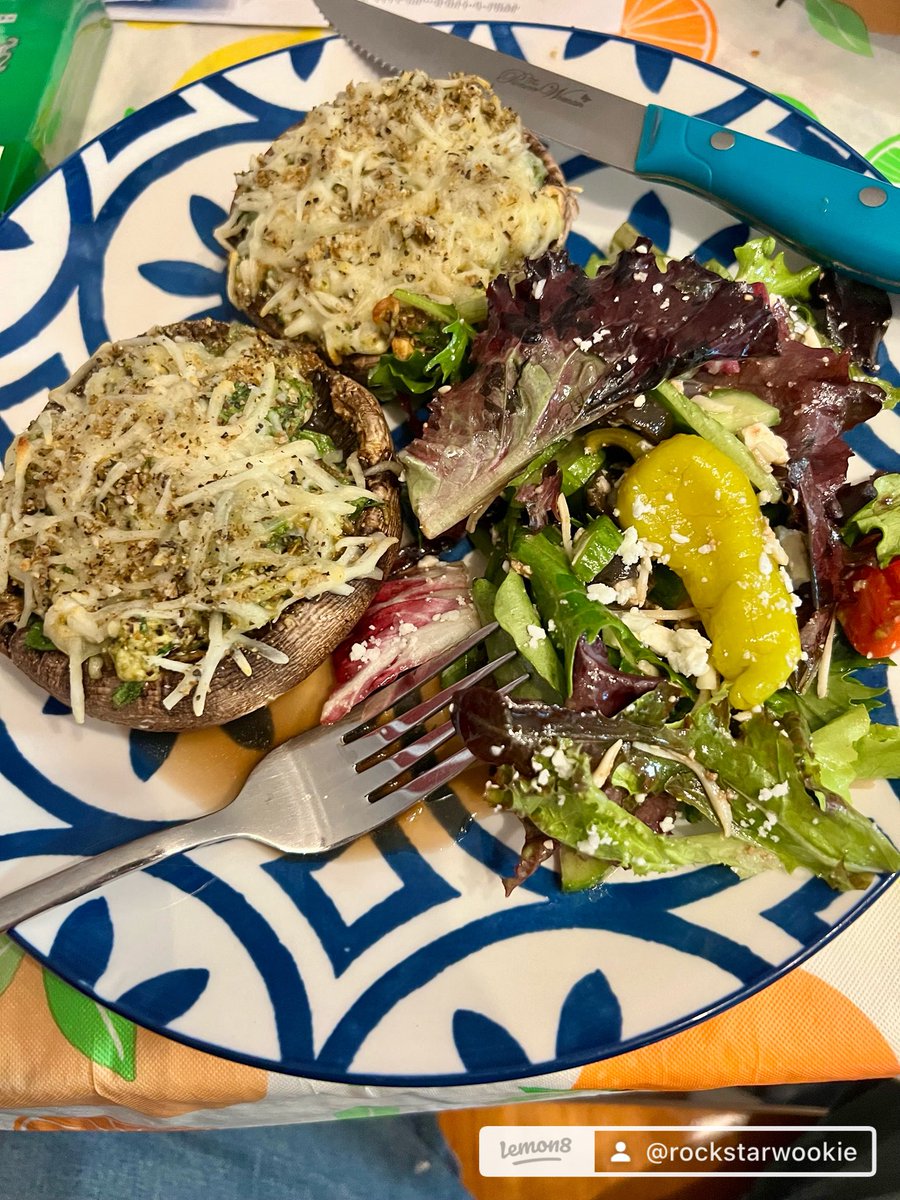 BeardedBBQ's tweet photo. Stuffed portobellos w/a Mediterranean salad #mediterraneanfood #Foodie #homechef #ChefLife https://t.co/yTbGNqRIH3