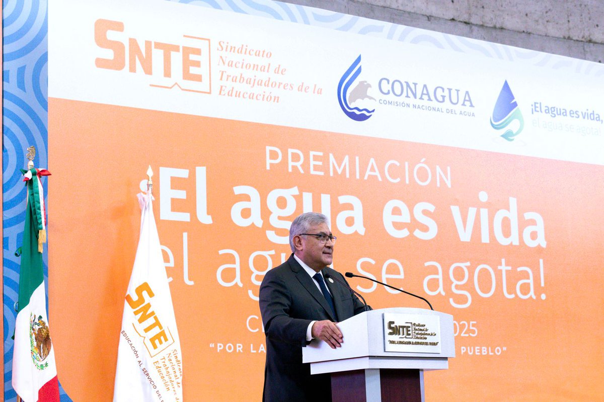 ¡El agua es vida, el agua se agota! El #SNTE con apoyo de <a href="/conagua_mx/">Conagua</a> sensibilizó a 2 millones de personas en el uso razonable del recurso, celebró su dirigente Mtro. Alfonso Cepeda, al entregar premios a proyectos ganadores para el cuidado del agua. goo.su/ttcGU