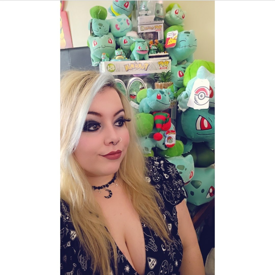 Just a girl and her Bulbasaurs 💚