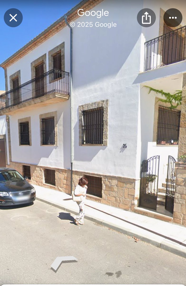 No he podido evitar buscarlo, y ahí está, ella, volviendo de sus recados a casa. Mamá ❤️‍🩹❤️‍🩹💔