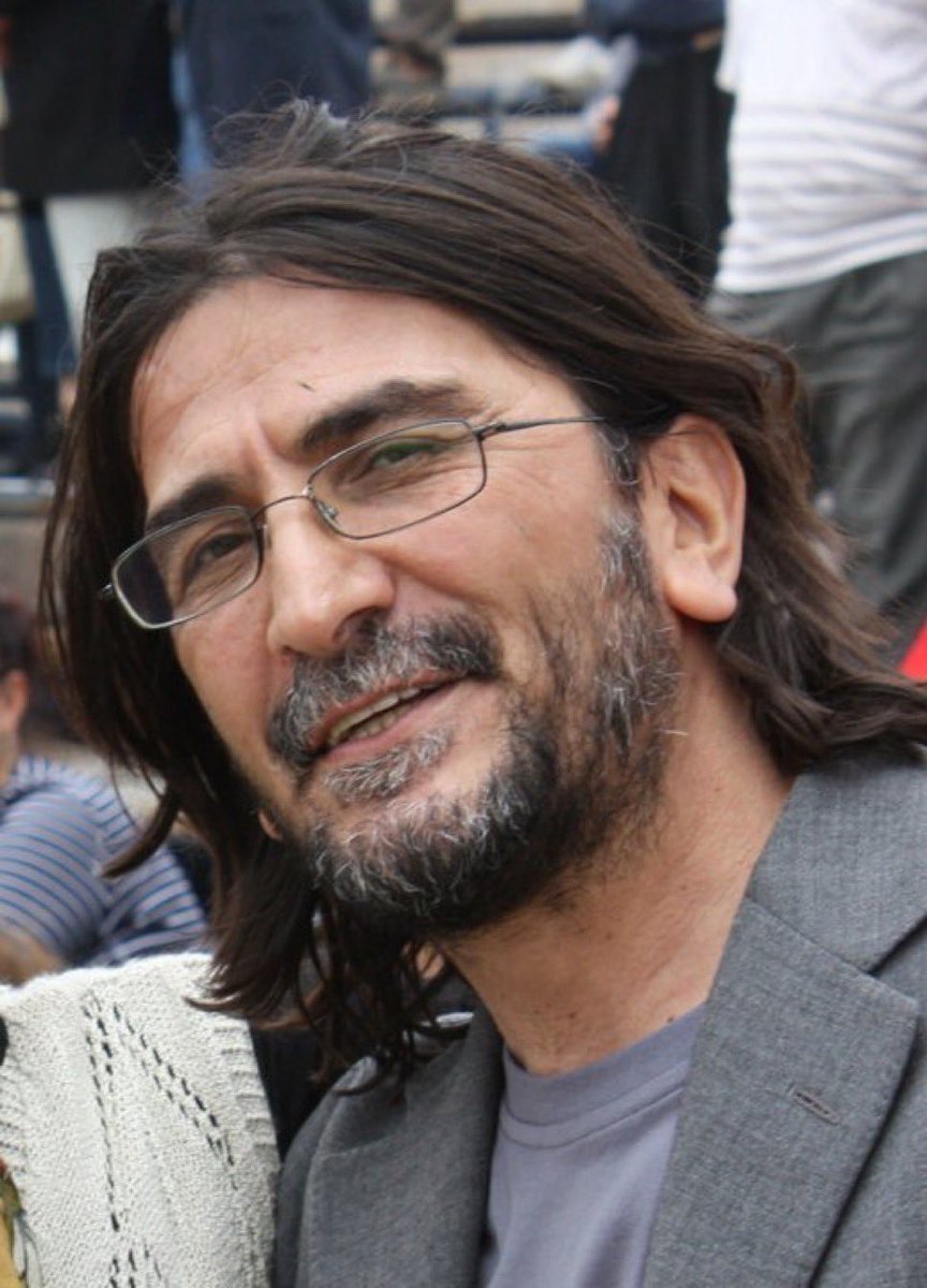 Nihat Genç’le 2005'te Saraybosna'da tanıştk, sonra birlikte Srebrenitsa’ya gittik. Orada hepimizi takatsiz bırakan bir manzara vardı: Yeşile sarılı yüzlerce tabut bir aradaydı. Binlerce kadının ağıdı göğü yarıyor, bütün arzı kaplayan Kur’an-ı Kerim'in sesi ise hepimizi