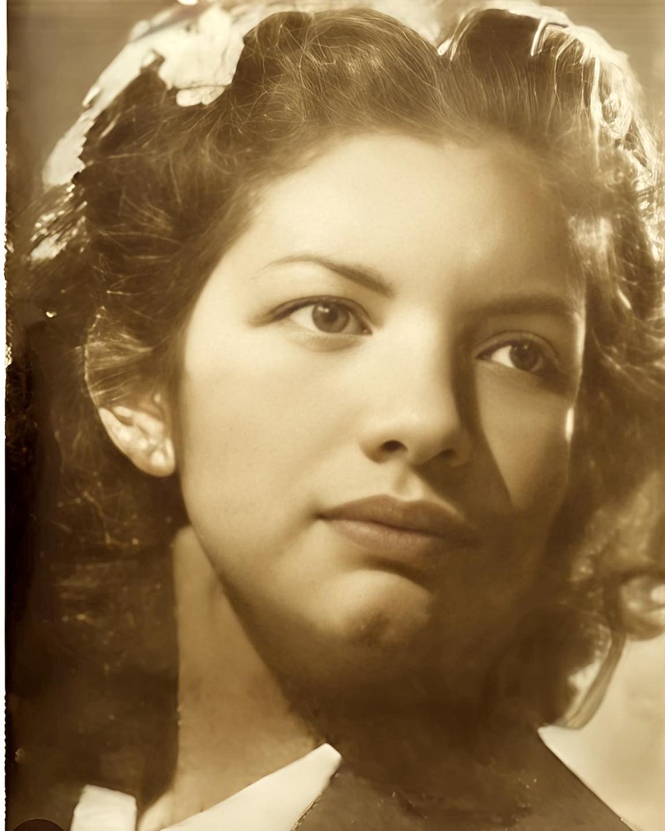 1940. Ses parents ont fui les pogroms. Pour vivre, à 18 ans, elle chante dans les cabarets.
1944. Résistante, elle a été capturée il y a 2 ans. Pour survivre, elle chante dans un orchestre à Auschwitz.
Elle reviendra, rejouera et mourra en 1967 en traversant la rue. Claire Monis.