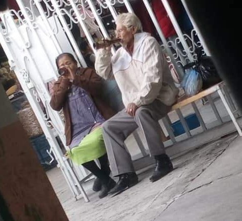 Esto es amor, juntos hasta el final. En las buenas, en las malas... ¡y también en las pedas! 👵🏼👴🏼❤️