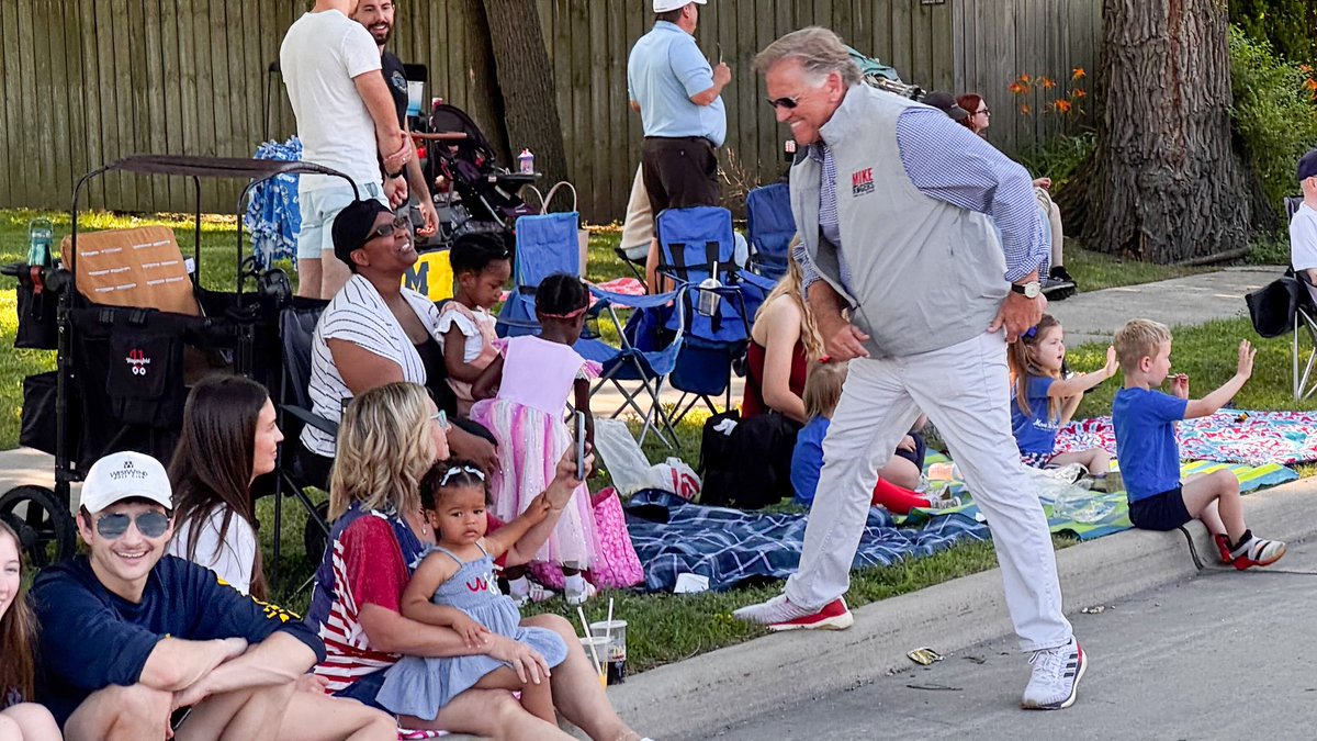 MikeRogersForMI's tweet image. There’s no better way to kick off Independence Day than with a parade!
Kristi, John, and I were thrilled to join @oakland_party and Team Rogers in Clawson this morning. Thanks for coming! 🇺🇸