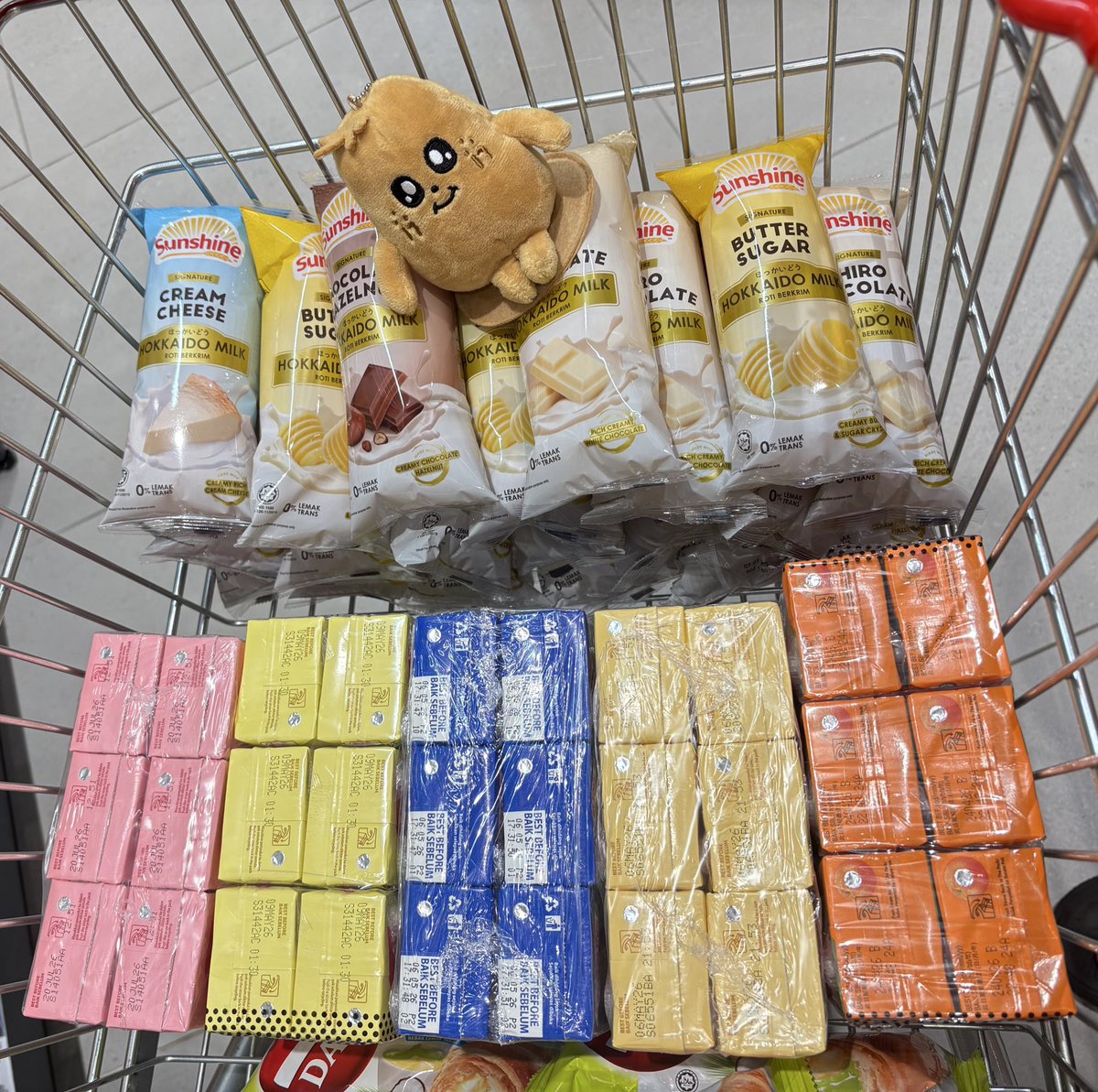 mycaratsunited's tweet photo. Also! We’ve prepared a little treat for fellow Carats, some breads, snickers &amp; drinks.🩷
If you need them, don’t be shy to come over &amp; ask from us!
Turn on notifs for banner &amp; treat updates.🩵

#SNICKERSwithMINGYU
#MINGYUinMALAYSIA 
#MINGYUbalikMALAYSIA https://t.co/R6eZGSHMTv
