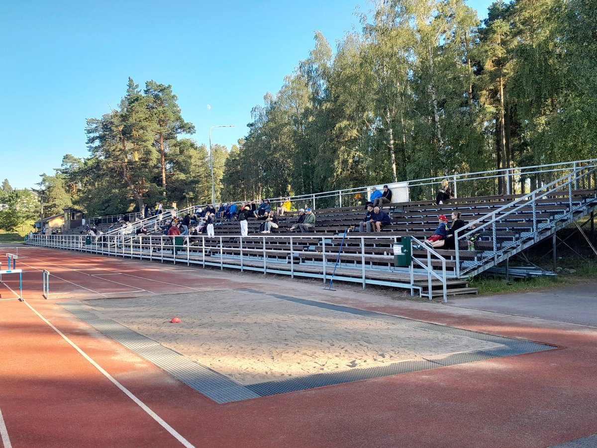 First up on my weekend in 🇫🇮 is Tikkurilan Palloseura (TiPS) v Töölön Taisto in Kolmonen (level 5). The game tonight has been moved to Hiekkaharjun urheilupuisto, a ground rarely used for football. Quite a few local groundhoppers in attendance tonight!