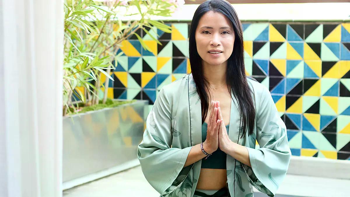 Xuan Lan, experta en yoga: "Si no sales a caminar por el calor, estos ejercicios te ayudan a mantenerte en forma y estar más fresca" ebx.sh/g7w3za