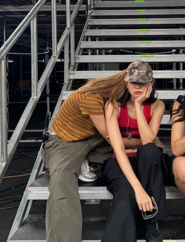 imyoursjennie's tweet photo. “jenlisa lubog” MAMA MOOOOOOO https://t.co/pgHcHDRr3B