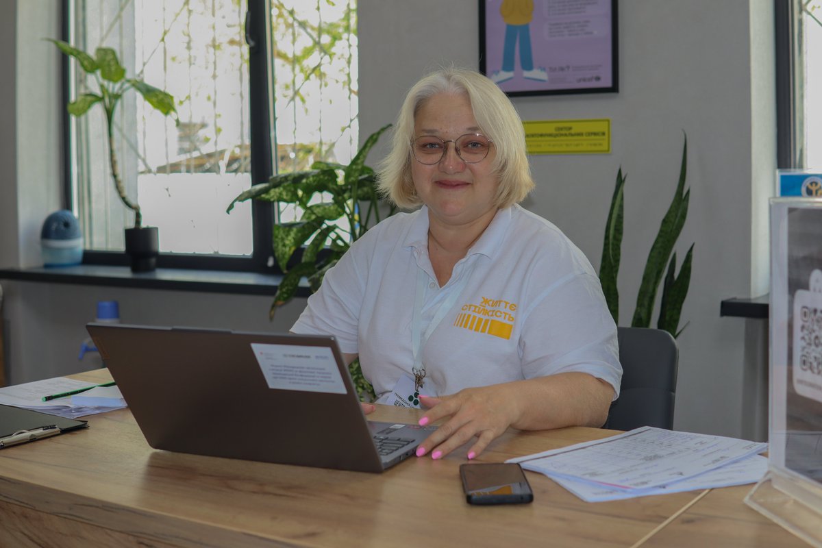 IOMUkraine's tweet image. “Having enough laptops is critical—we manage data and support vulnerable people faster now,” says Inna, from the Resilience Centre in Rivne, western 🇺🇦. With funding from @SwissUA @UNAction, IOM also delivered laptops & flashlights to Centres in Zaporizhzhia and Poltava region.