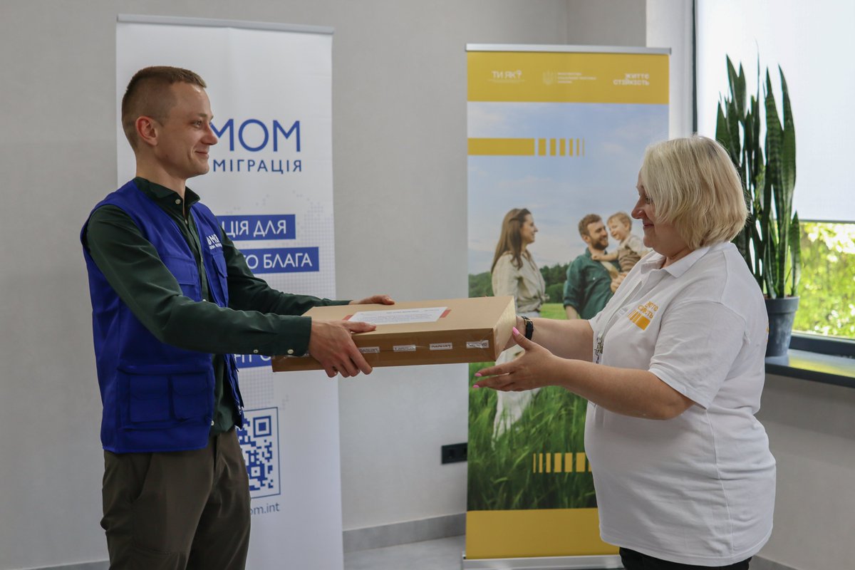 IOMUkraine's tweet image. “Having enough laptops is critical—we manage data and support vulnerable people faster now,” says Inna, from the Resilience Centre in Rivne, western 🇺🇦. With funding from @SwissUA @UNAction, IOM also delivered laptops & flashlights to Centres in Zaporizhzhia and Poltava region.