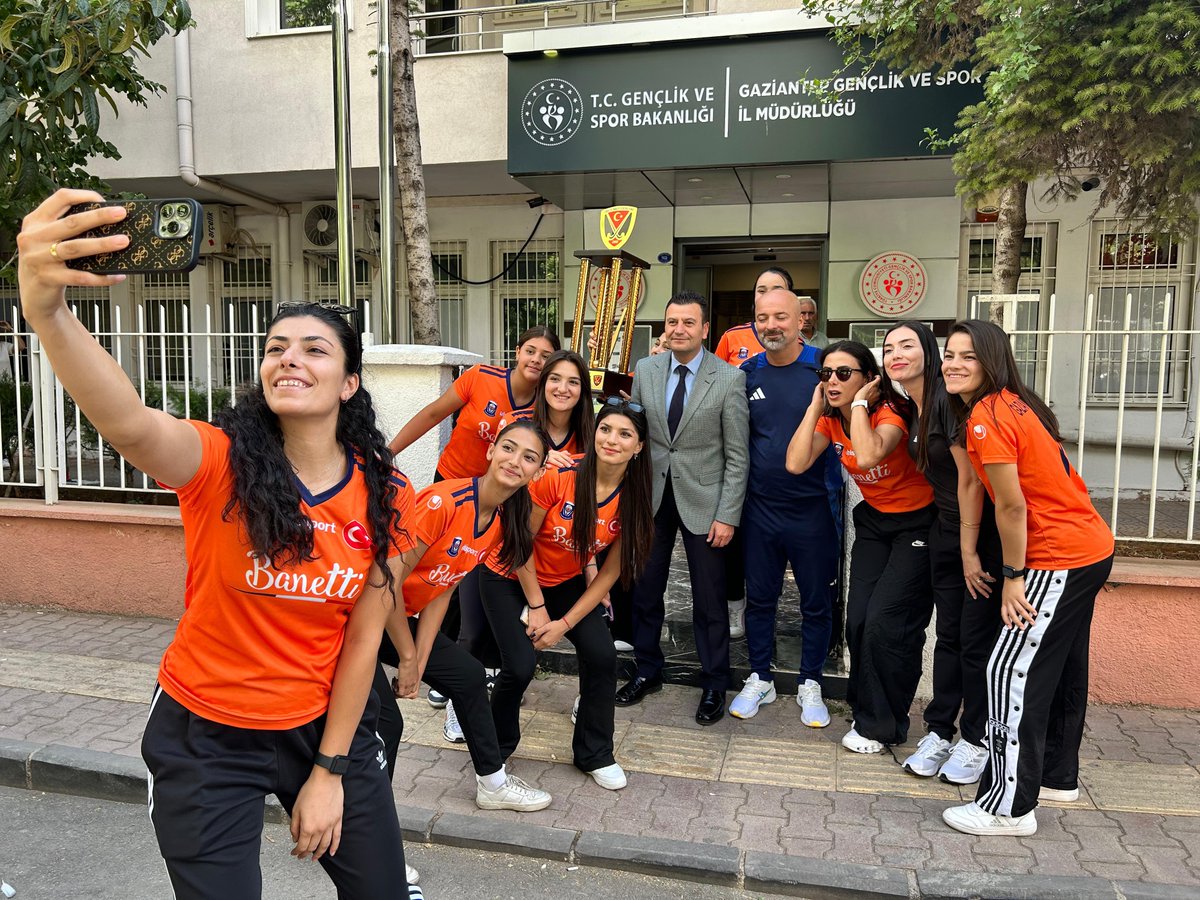 🏑 Açık Alan Süper Lig Play-Off finalinde şampiyon olarak bizlere büyük bir gurur yaşatan Gaziantep Polisgücü Kadın Hokey Takımı, 
Kulüp Başkanı Mehmet Kaplan ve yönetim ekibi eşliğinde, İl Müdürümüz Numan Nafiz Şahin’i ziyaret etti.

👏 Tüm sporcularımızı tebrik ediyor,