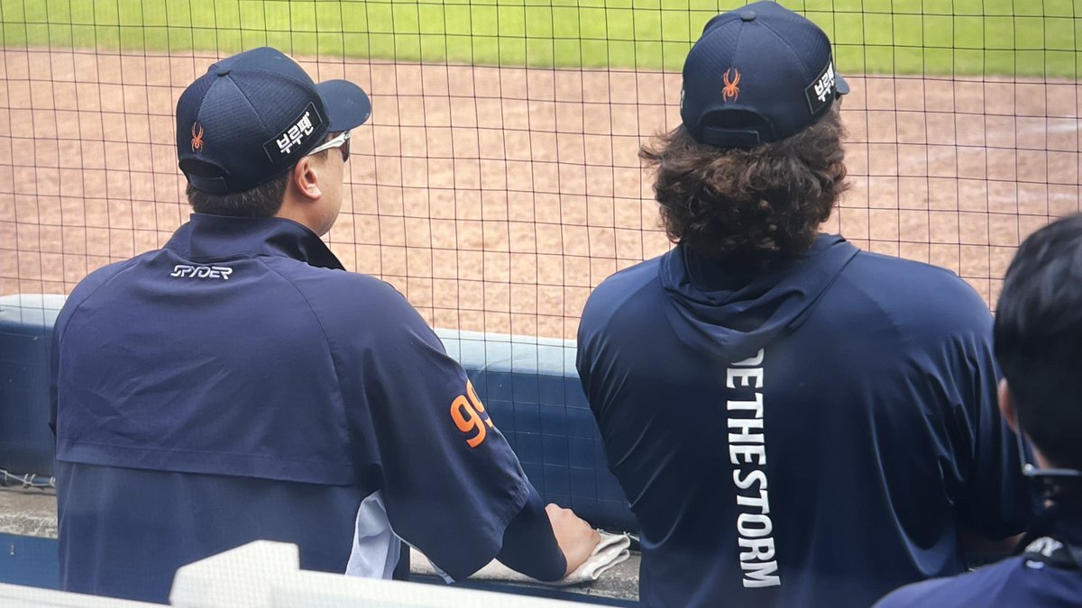 폰세의 류현진사랑 일화 ｡｡
둘이 스탶존에 와서 흥미진진하게 경기 보던 중에 갑자기 폰세가 벤치 쪽 가서 수건 들고 오길래 땀 닦으려 하나 했는데 현진님 경기 보는 새에 현진님이 손 얹어두던 까끌거리는 시멘트 위에 수건을 조용히 깔아두더라,,, 자기 앞엔 깔지도 않고 온니 류님 앞에만 뒀어..