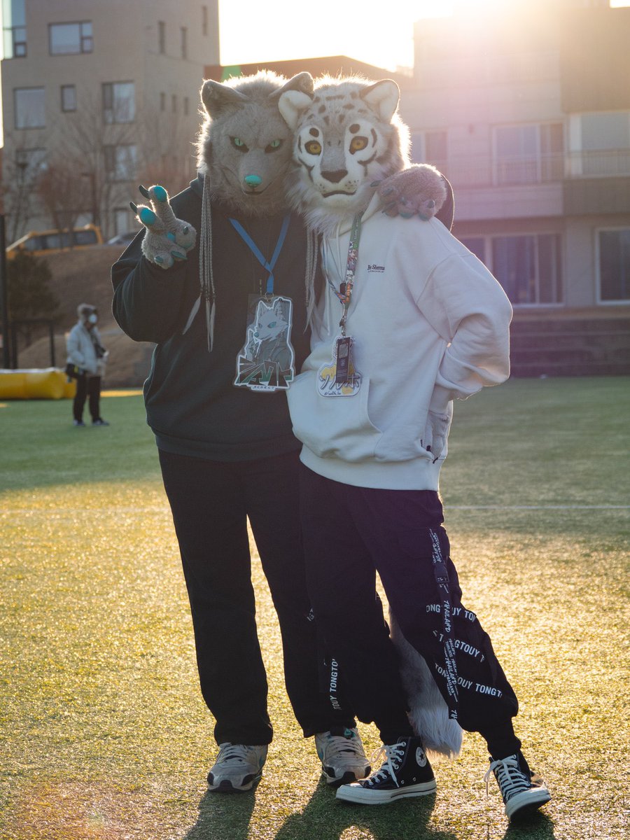 #FursuitEveryday
🎤🎸✌️🐺✨🎸🐆❄️✨
📷💥: <a href="/Walter_Fur/">Walter Fursuit</a>