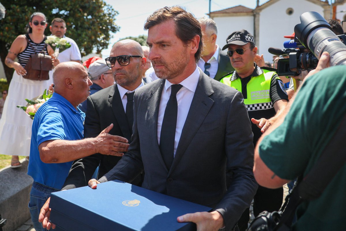 A number of high-profile individuals have attended Diogo Jota and Andre Silva's wake, including Portugal internationals Diogo Dalot and Joao Moutinho, and FC Porto president Andre Villas-Boas.

Members of the #LFC medical team have also been pictured.

🔗 liverpoolecho.co.uk/sport/football…