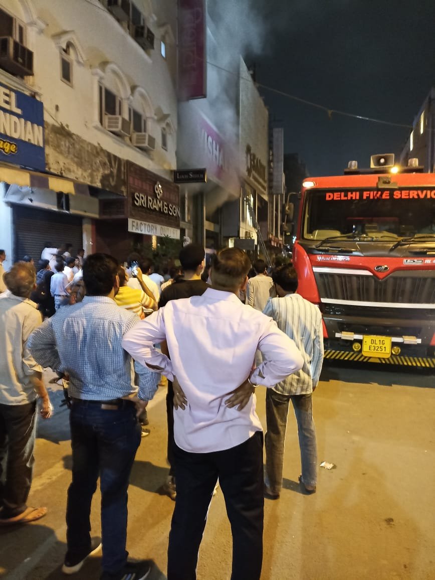 bstvlive's tweet photo. 🚨दिल्ली : विशाल मेगामार्ट में लगी भयंकर आग🚨
🆔 फायर ब्रिगेड की 6 गाड़ियां मौके पर मौजूद
🕵️♂️ मौके पर राहत और बचाव कार्य जारी
📍 दिल्ली के करोलबाग का है मामला
#Delhi #KarolBaghFire #BreakingNews @DelhiPolice https://t.co/Lah4Vca9cW