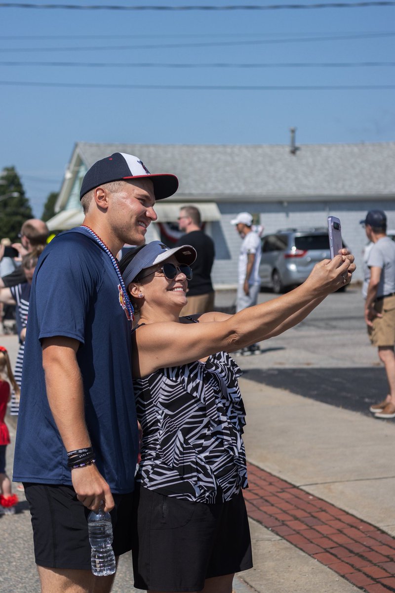 The Braves had so much fun walking in the town parade this morning! 🇺🇸⚾️🤩