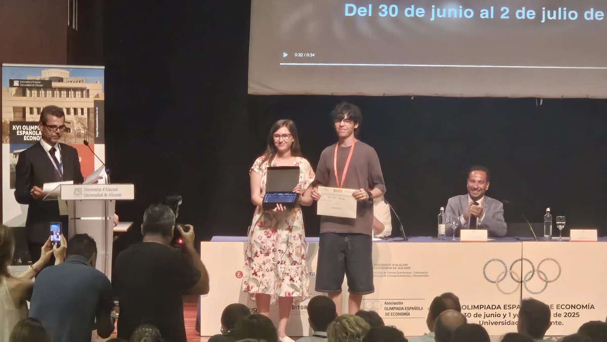 Enhorabuena al equipazo de Valladolid por su grandísima participación en la XVI Olimpiada Nacional de Economía. Nos llevamos el primer premio por equipos, y Eloy García del @IesPinarOficia la medalla de Bronce