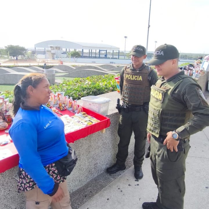 #Barranquilla | ¡Estamos presentes en cada región del país!
Hoy desde la "Puerta de Oro de Colombia" con nuestra Unidad Nacional de Intervención Policial y de Antiterrorismo - UNIPOL trabajando por la contención de los delitos y acompañando a la ciudadanía.
#ServicioDePolicía👮🏻‍♂️🏍️